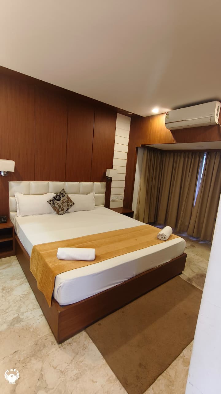 Portrait view of deluxe room at Lake Land Country Club