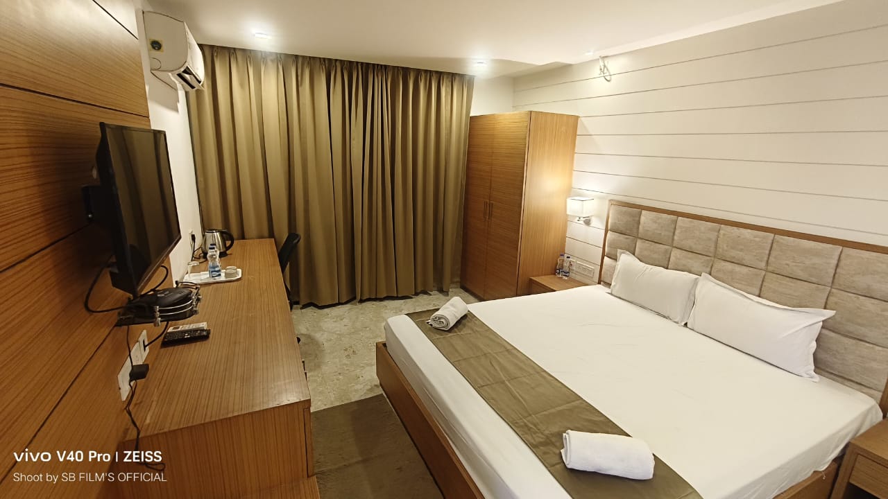 Deluxe room with desk and bed